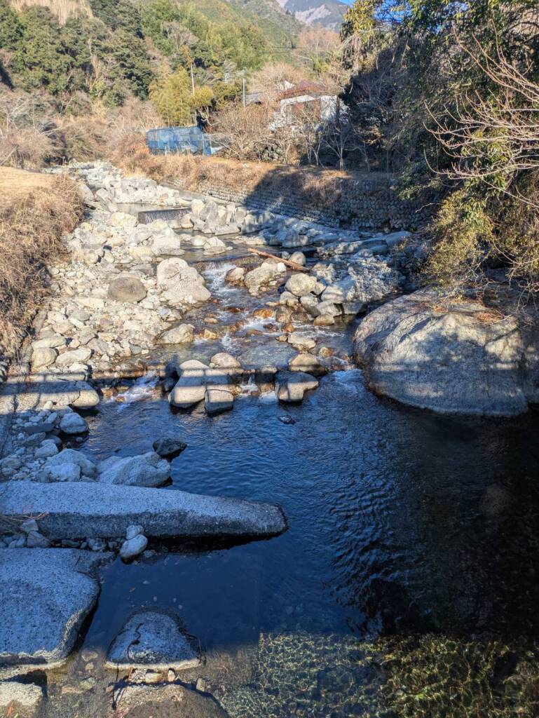 興津川の渓流釣りのポイントである出羽橋上流の写真