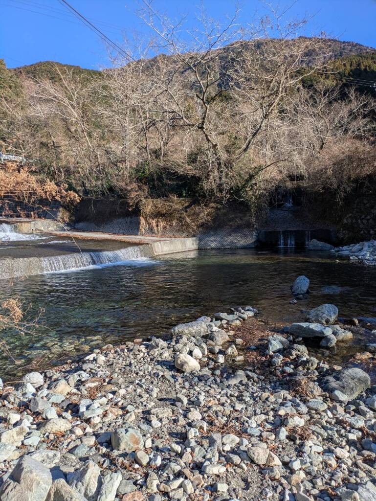 興津川の渓流釣りのポイントである出羽橋下流の写真