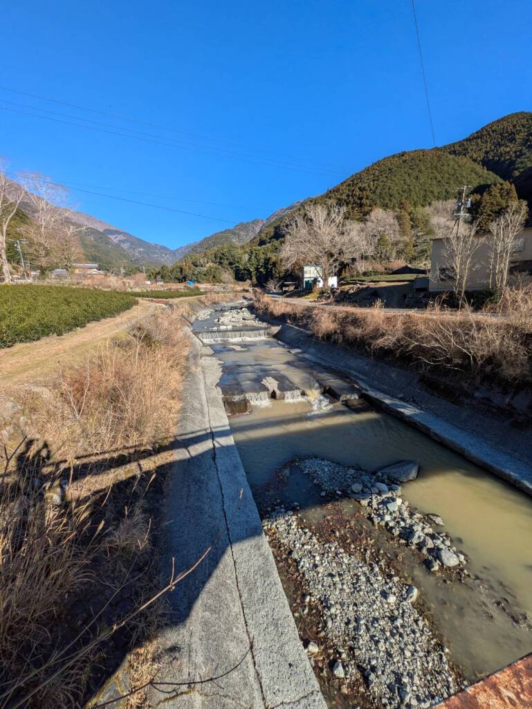 大平バス停裏の興津川が河川工事の影響で泥濁りとなっている川相