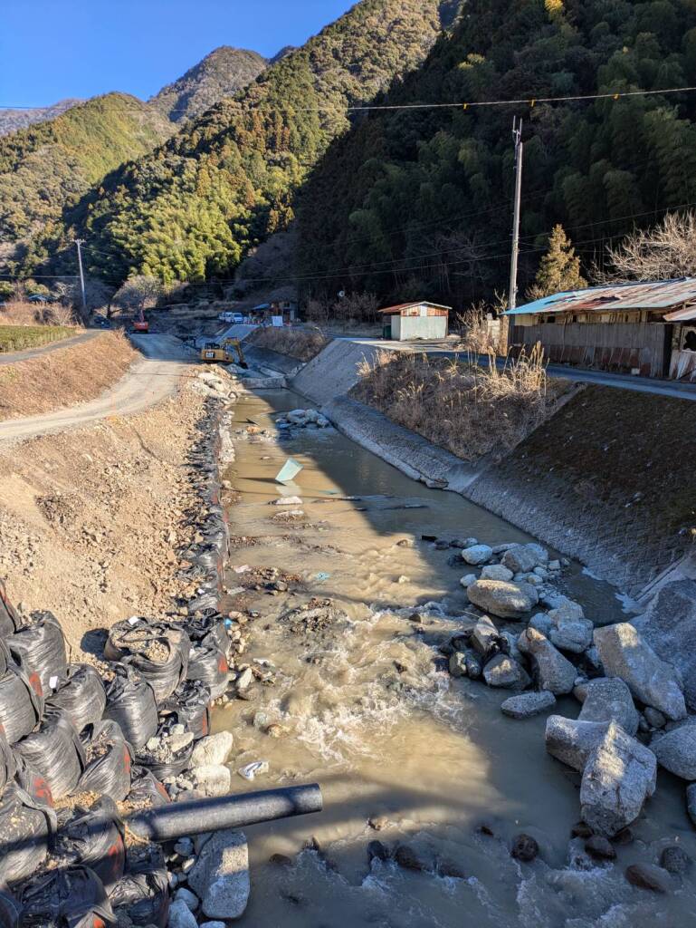 興津川の渓流釣りのポイントである大平南バス停裏上流の写真