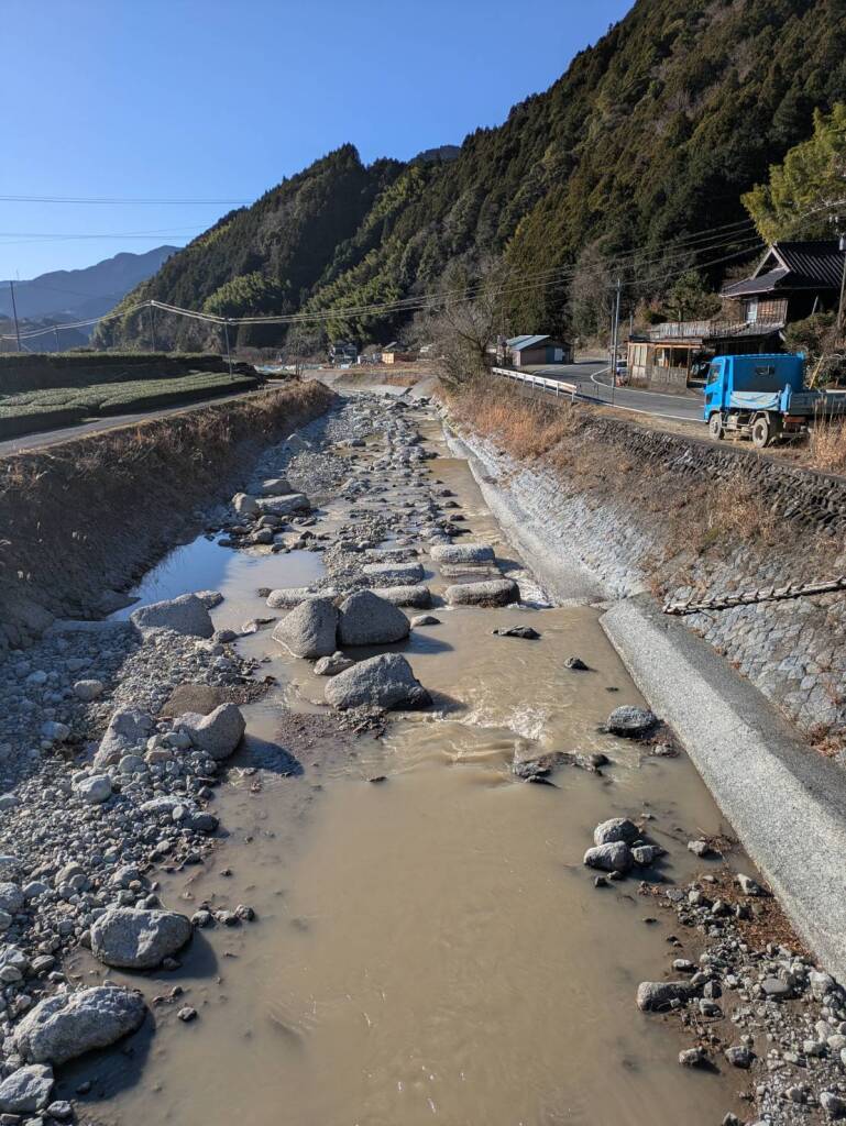 興津川の渓流釣りのポイントである大平南バス停裏の写真