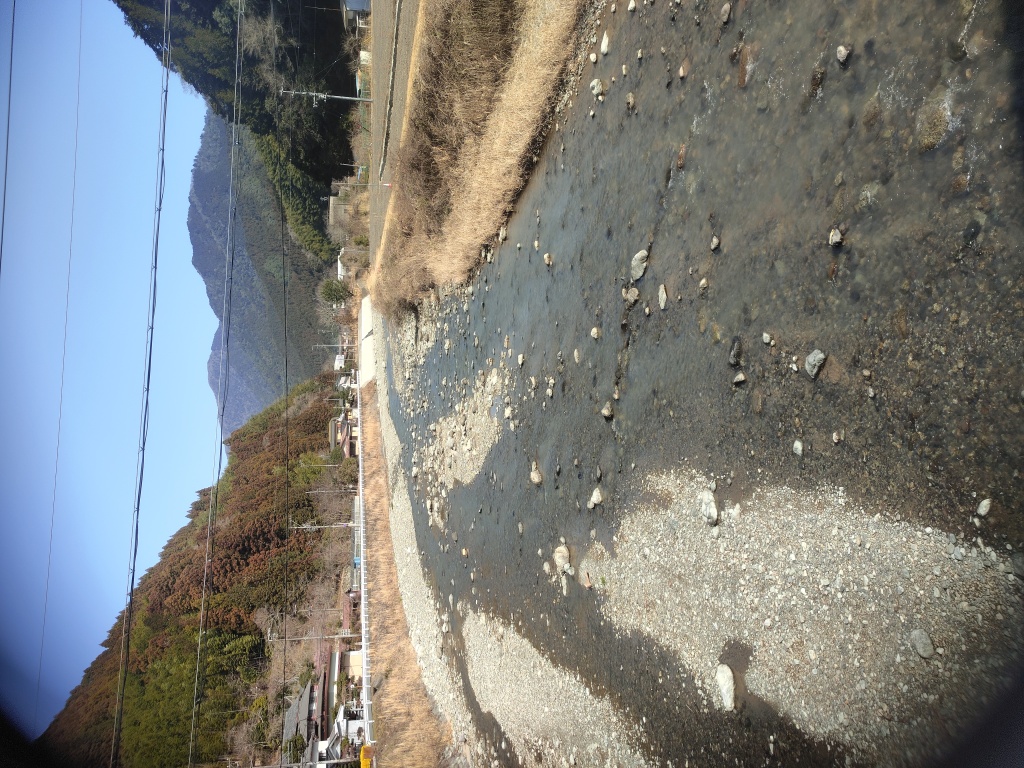 興津川の鮎釣り、渓流釣りのポイントである深澤島橋上の写真