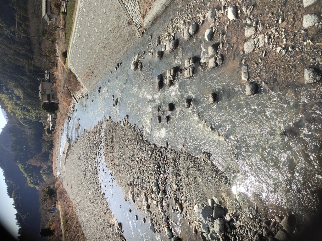 興津川の鮎釣り、渓流釣りのポイントである深澤島橋下の写真