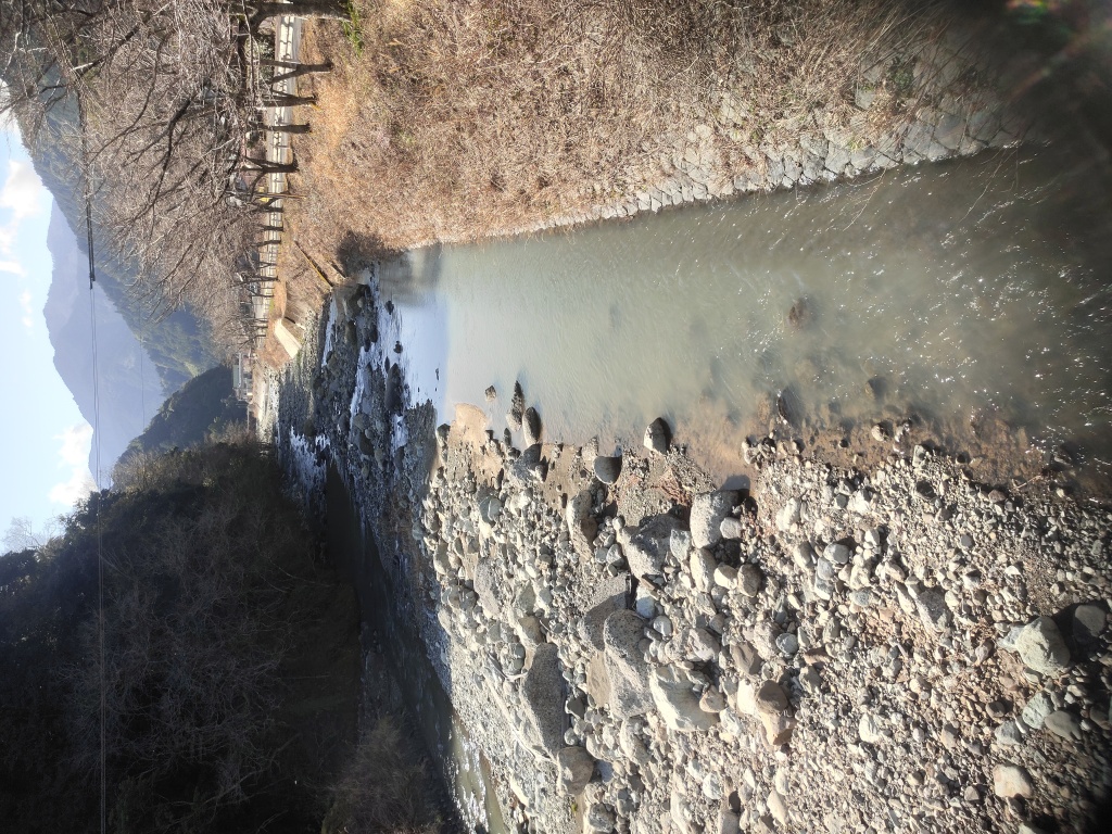 興津川の鮎釣り、渓流釣りのポイントである奥の沢橋下の写真