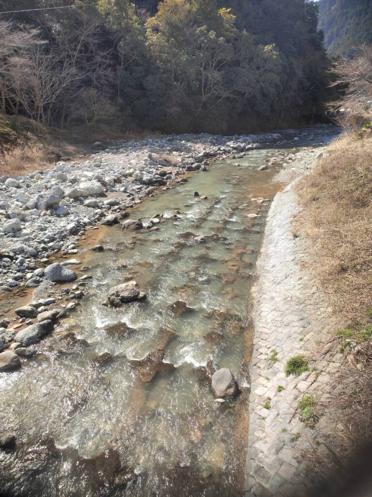 興津川の鮎釣り、渓流釣りのポイントである片瀬堰堤上の写真