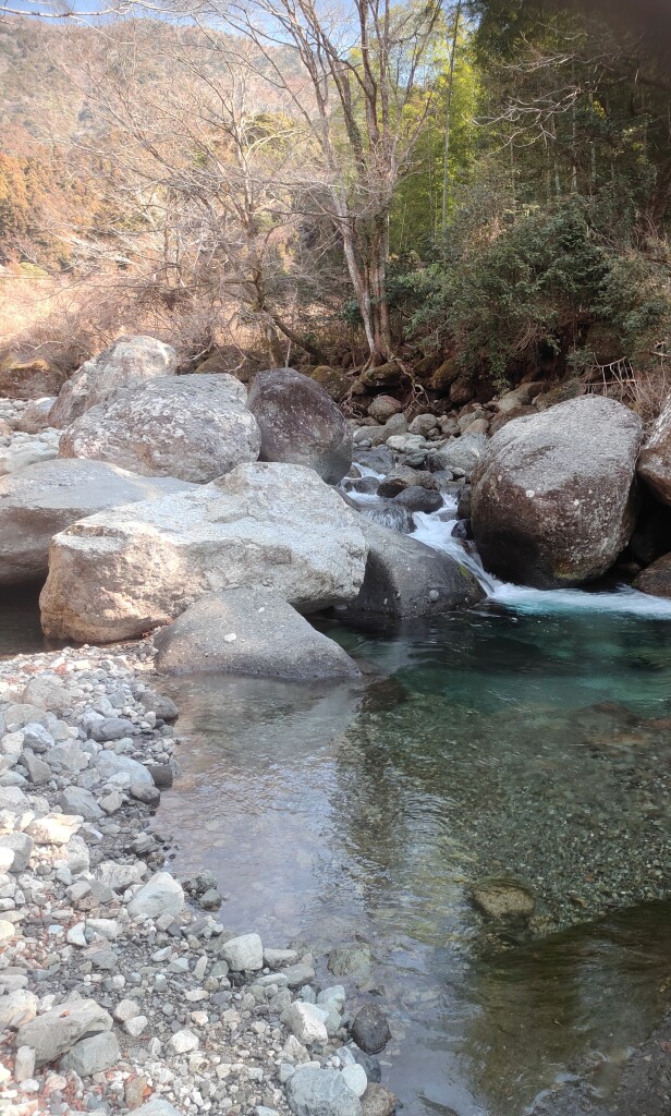 興津川の渓流釣りのポイントである出羽橋下流の写真