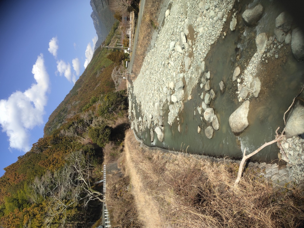 興津川の鮎釣り、渓流釣りのポイントである大島橋上の写真